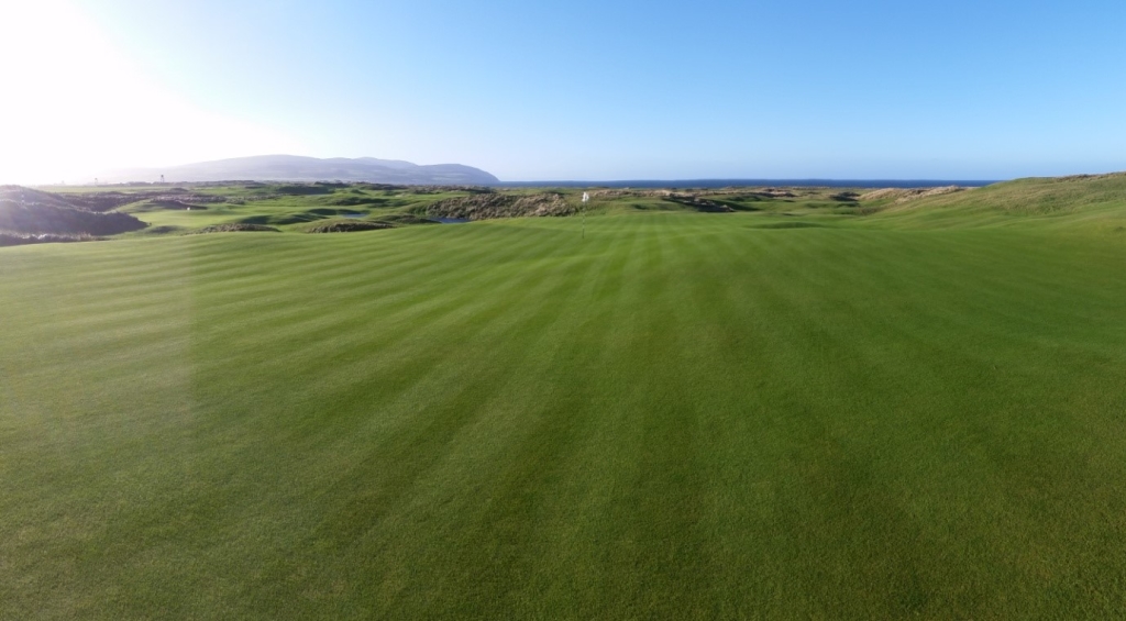 Early season sunshine at Machrihanish Dunes. Who doesn`t enjoy a panorama from the 18th green? Amazing to think that this was taken in mid-February, it looks more like July! 