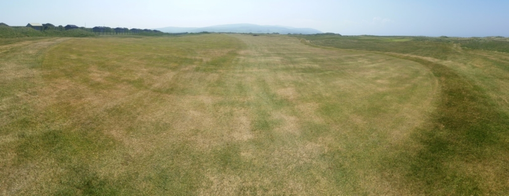The scorched 3rd fairway. That is surely just asking to have a bladed 3 iron drilled from it! Now if only I could remember where I left my skills?