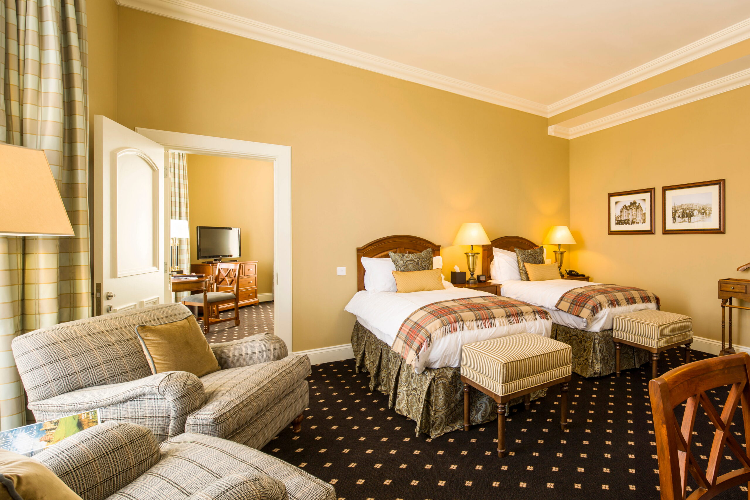 Royal Hotel Guest Room Zipped King Twin (1)